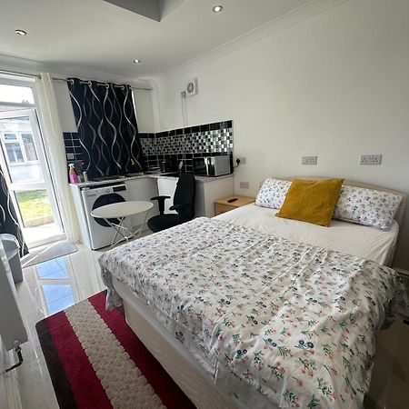 Luxury Ensuite Studio In Crayford Dartford Bexley London With Full Kitchen And Side Garden Alleyway Entrance Erith Extérieur photo