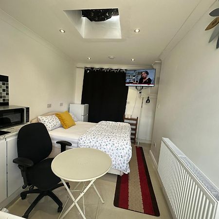 Luxury Ensuite Studio In Crayford Dartford Bexley London With Full Kitchen And Side Garden Alleyway Entrance Erith Extérieur photo