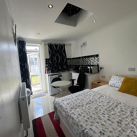 Luxury Ensuite Studio In Crayford Dartford Bexley London With Full Kitchen And Side Garden Alleyway Entrance Erith Extérieur photo