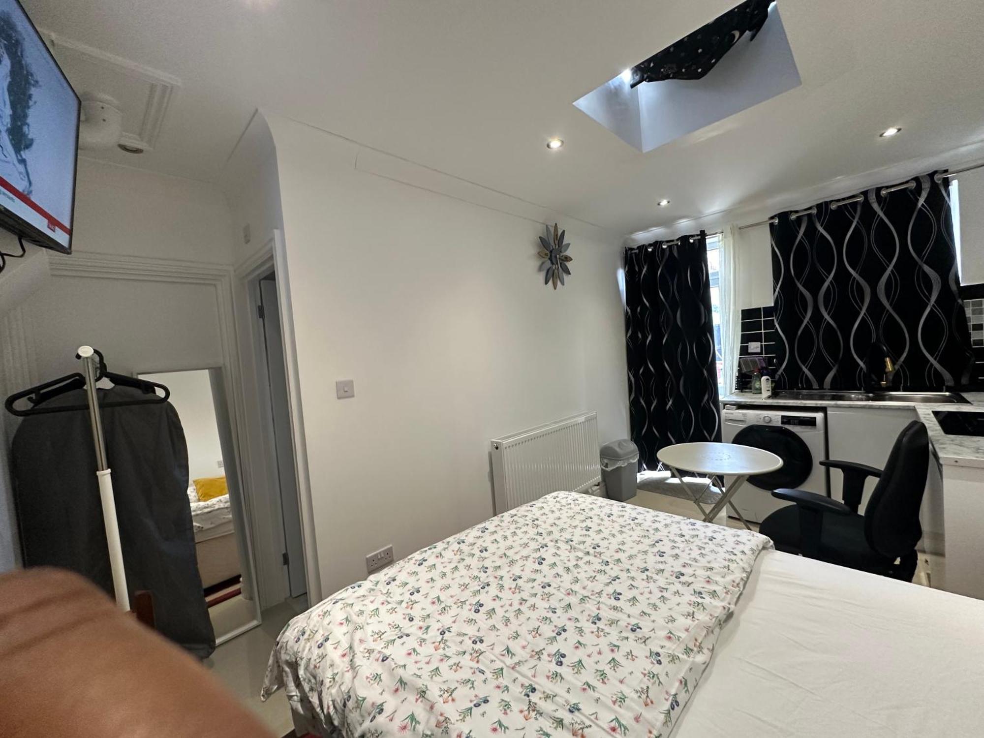 Luxury Ensuite Studio In Crayford Dartford Bexley London With Full Kitchen And Side Garden Alleyway Entrance Erith Extérieur photo