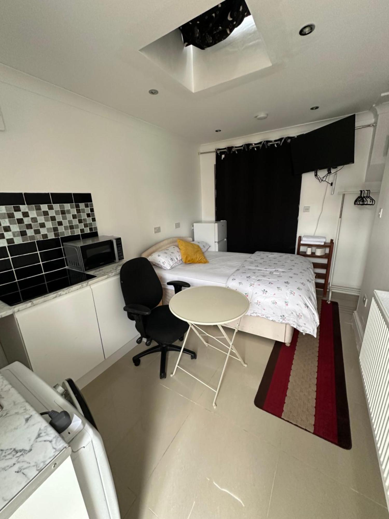 Luxury Ensuite Studio In Crayford Dartford Bexley London With Full Kitchen And Side Garden Alleyway Entrance Erith Extérieur photo