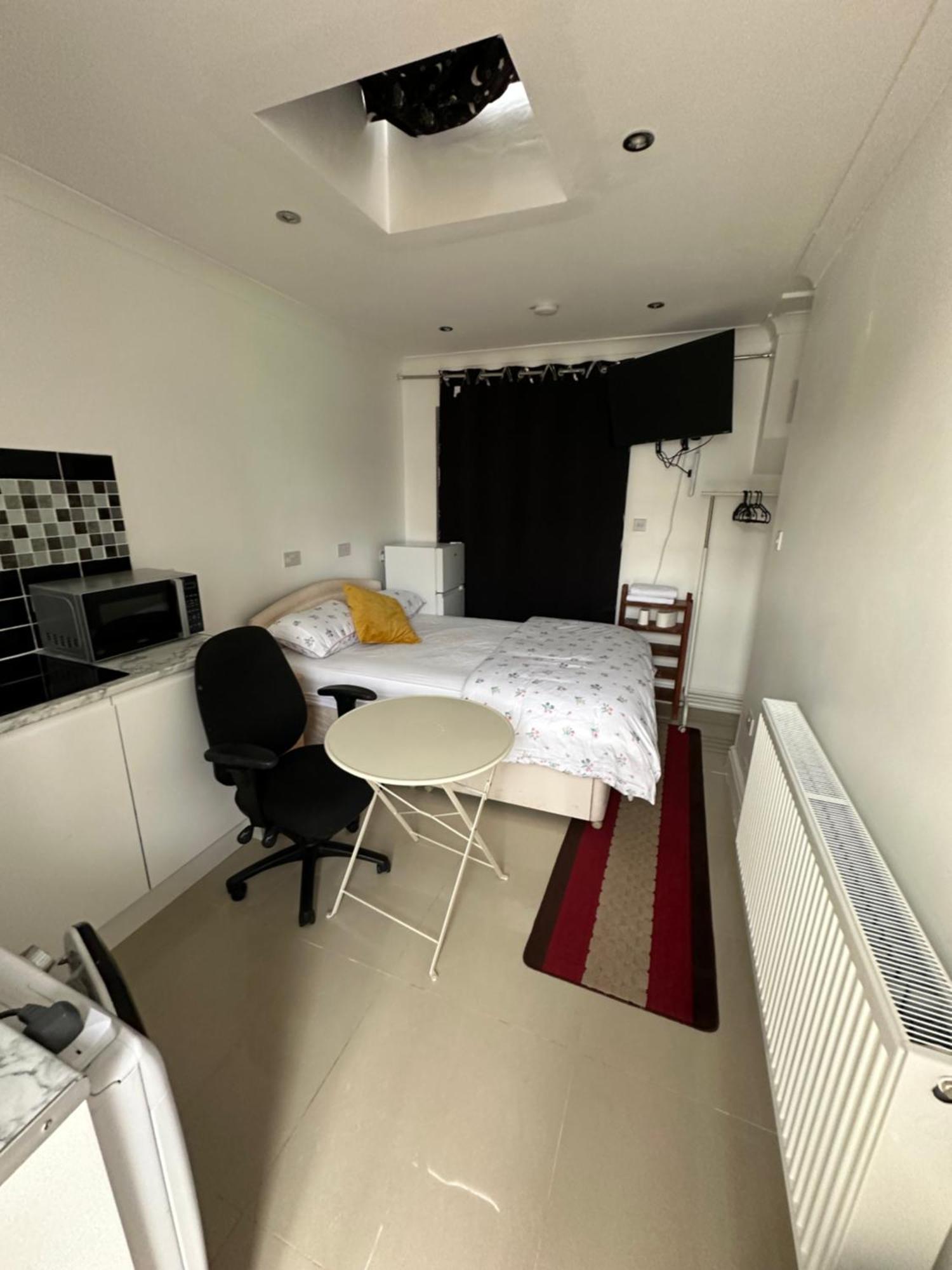 Luxury Ensuite Studio In Crayford Dartford Bexley London With Full Kitchen And Side Garden Alleyway Entrance Erith Extérieur photo