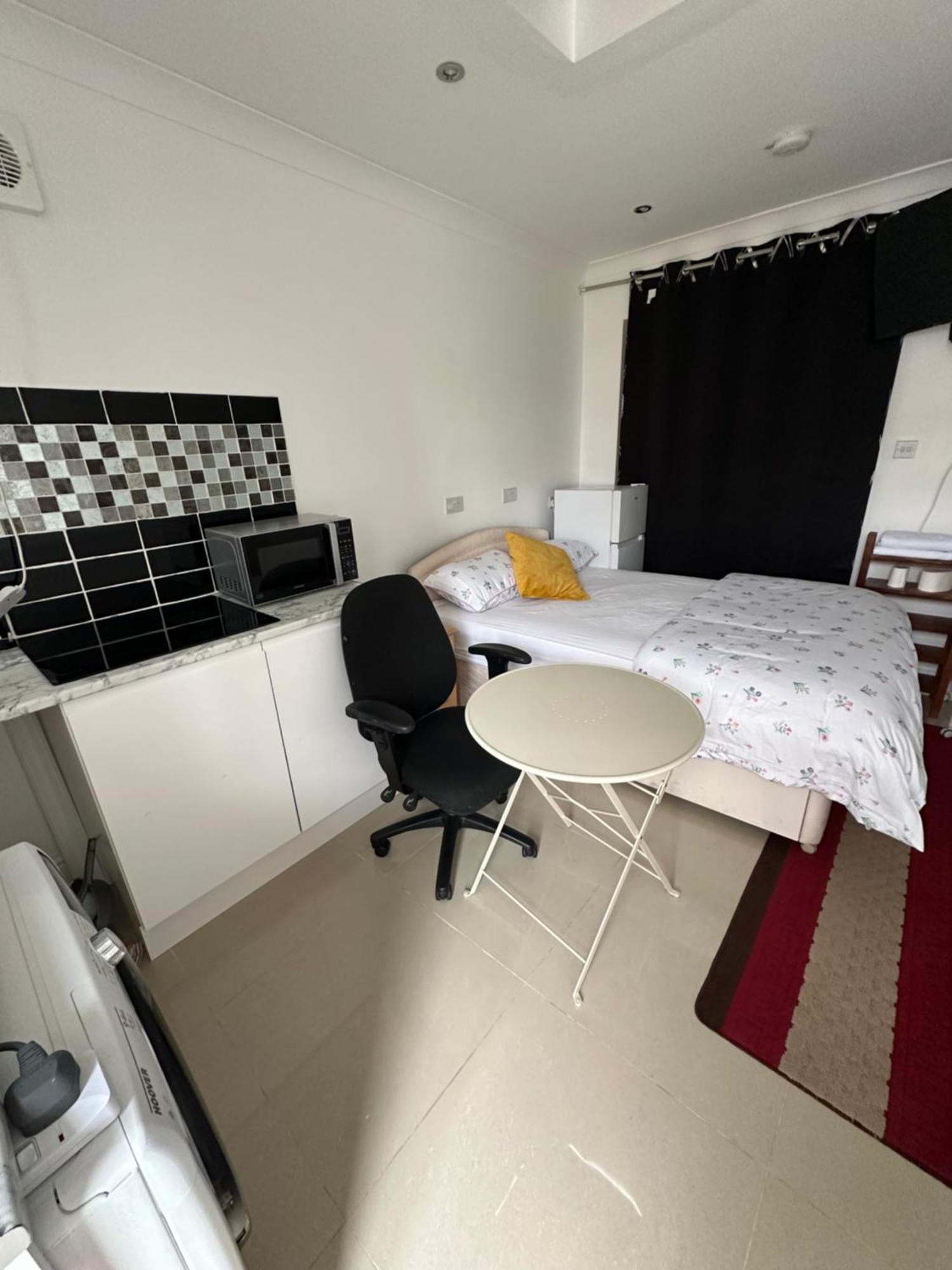 Luxury Ensuite Studio In Crayford Dartford Bexley London With Full Kitchen And Side Garden Alleyway Entrance Erith Extérieur photo