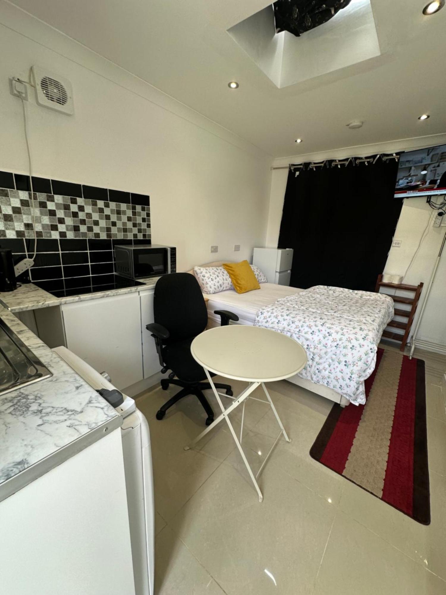 Luxury Ensuite Studio In Crayford Dartford Bexley London With Full Kitchen And Side Garden Alleyway Entrance Erith Extérieur photo