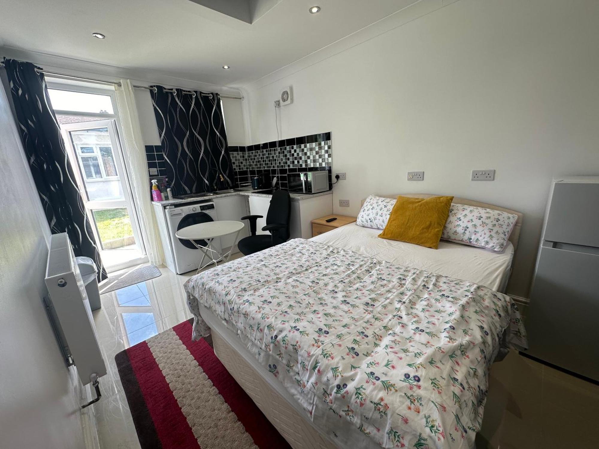 Luxury Ensuite Studio In Crayford Dartford Bexley London With Full Kitchen And Side Garden Alleyway Entrance Erith Extérieur photo