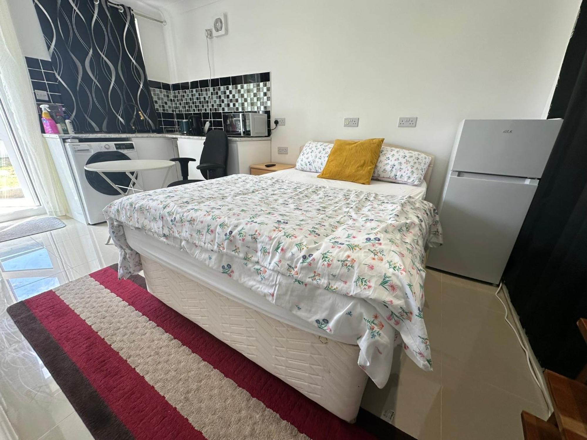 Luxury Ensuite Studio In Crayford Dartford Bexley London With Full Kitchen And Side Garden Alleyway Entrance Erith Extérieur photo