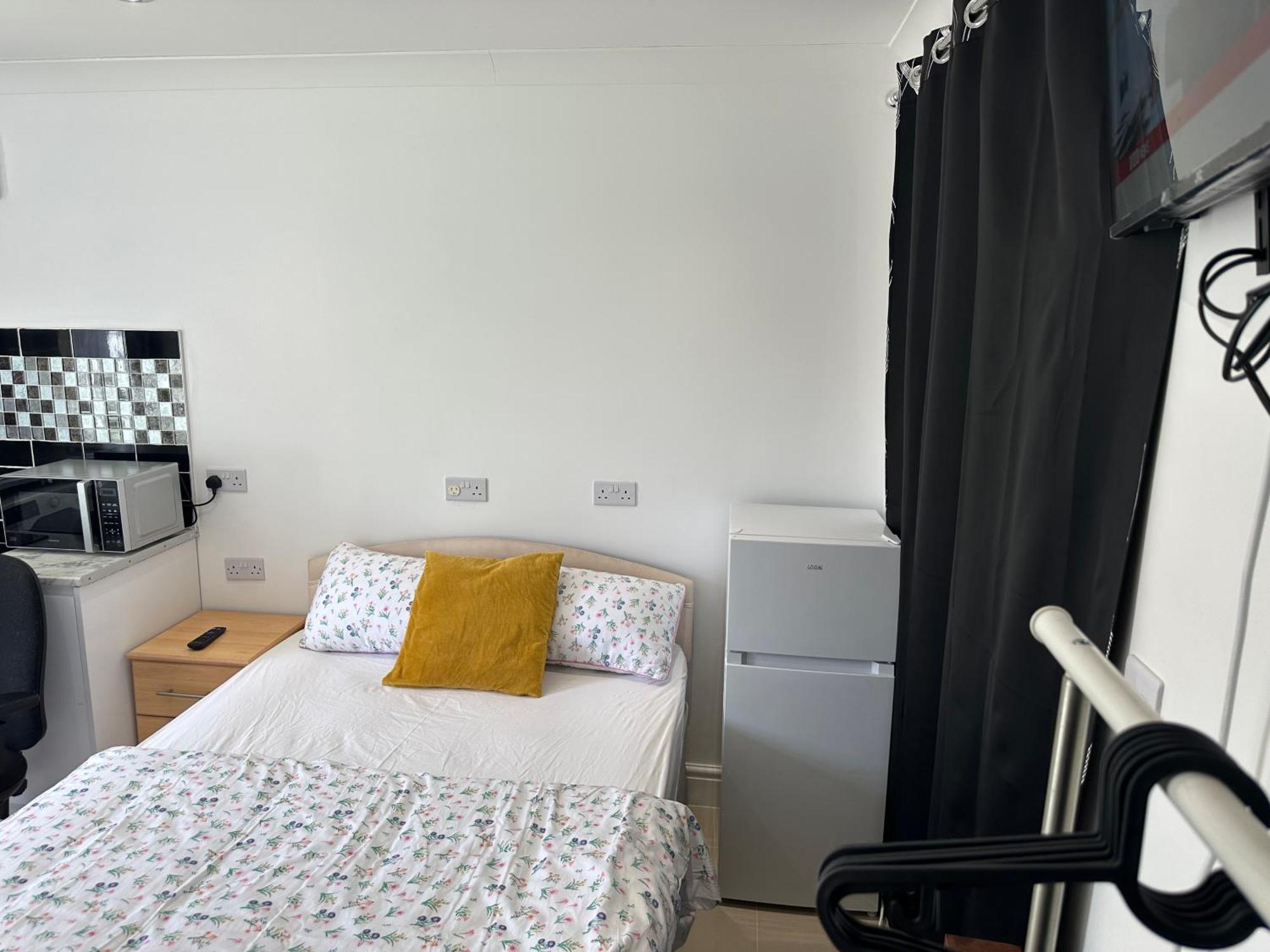 Luxury Ensuite Studio In Crayford Dartford Bexley London With Full Kitchen And Side Garden Alleyway Entrance Erith Extérieur photo