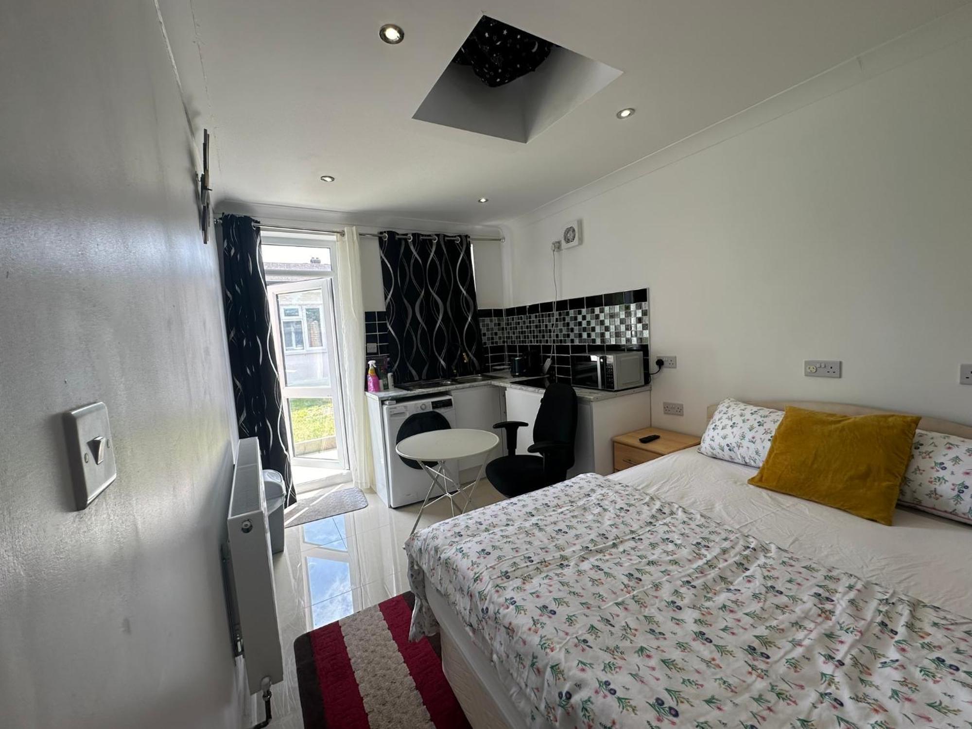 Luxury Ensuite Studio In Crayford Dartford Bexley London With Full Kitchen And Side Garden Alleyway Entrance Erith Extérieur photo