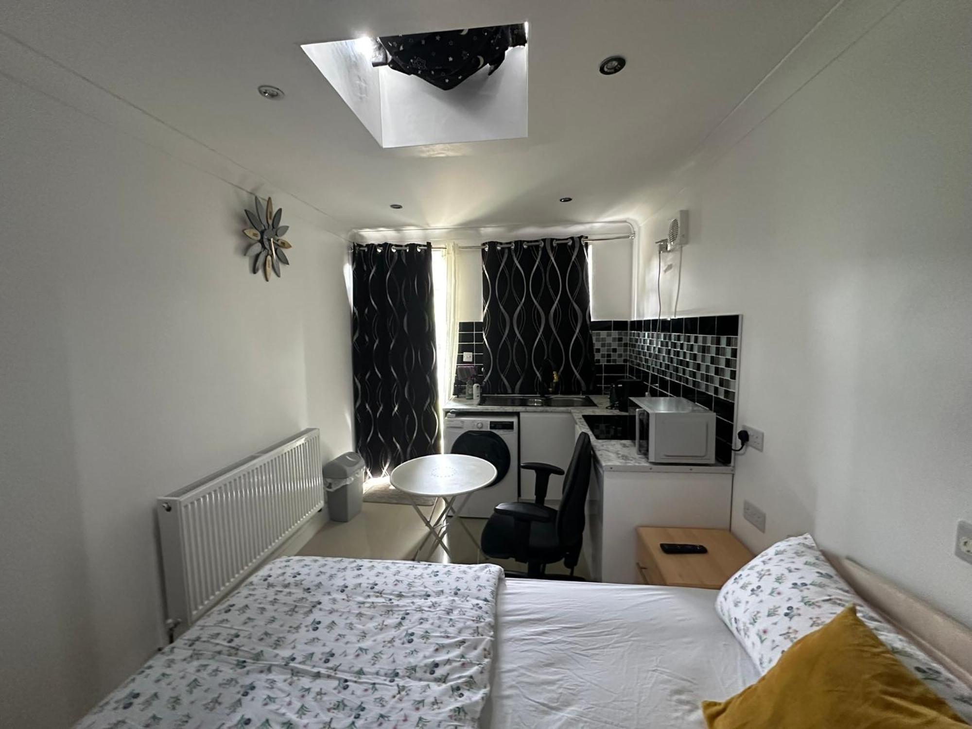 Luxury Ensuite Studio In Crayford Dartford Bexley London With Full Kitchen And Side Garden Alleyway Entrance Erith Extérieur photo