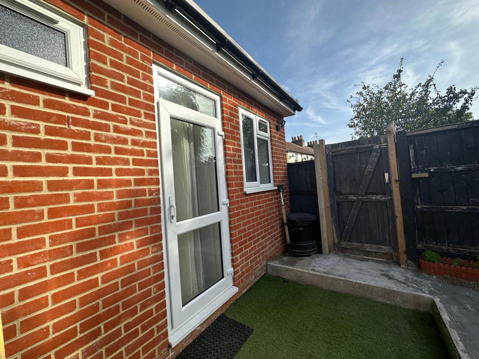 Luxury Ensuite Studio In Crayford Dartford Bexley London With Full Kitchen And Side Garden Alleyway Entrance Erith Extérieur photo