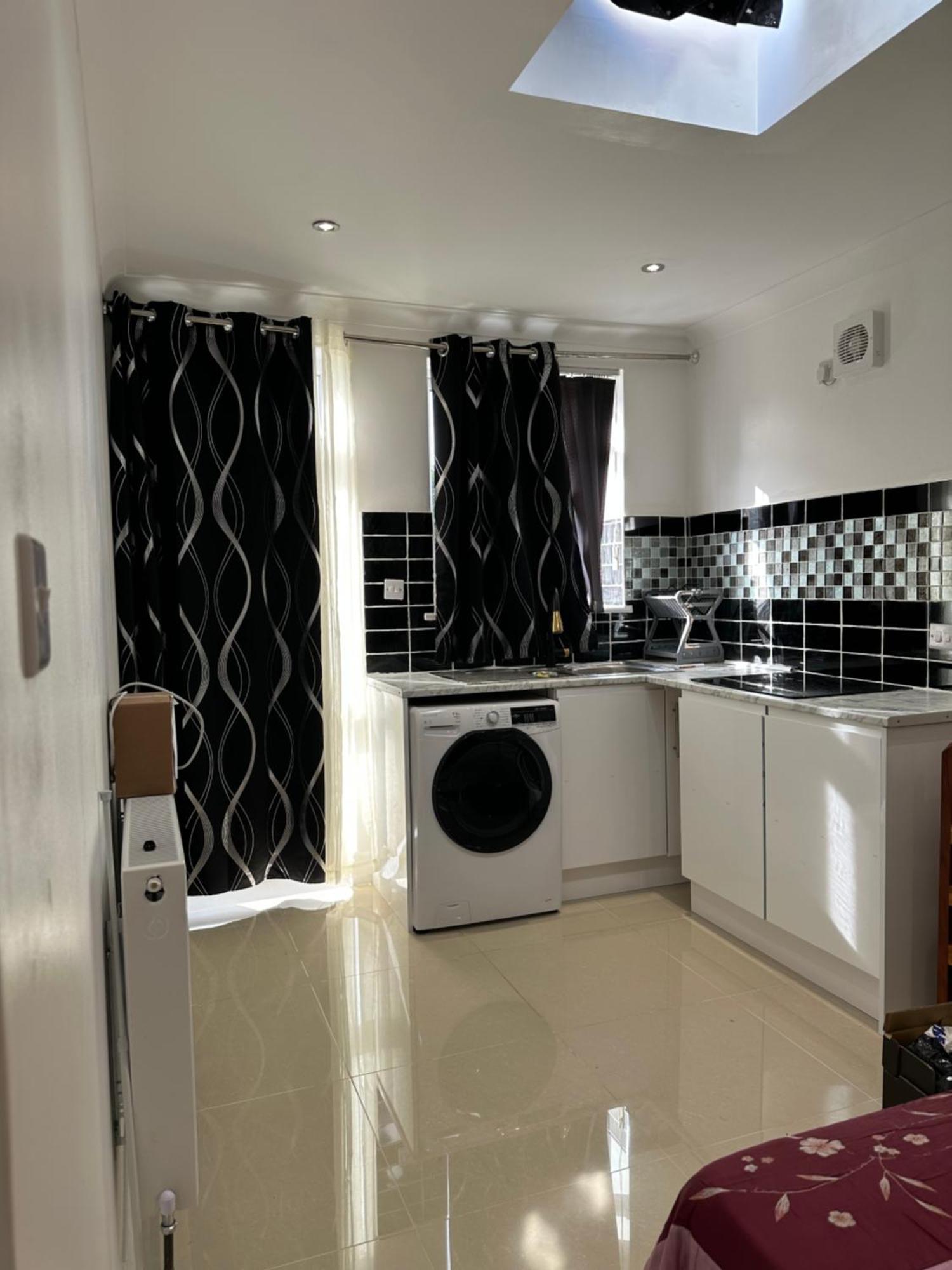 Luxury Ensuite Studio In Crayford Dartford Bexley London With Full Kitchen And Side Garden Alleyway Entrance Erith Extérieur photo