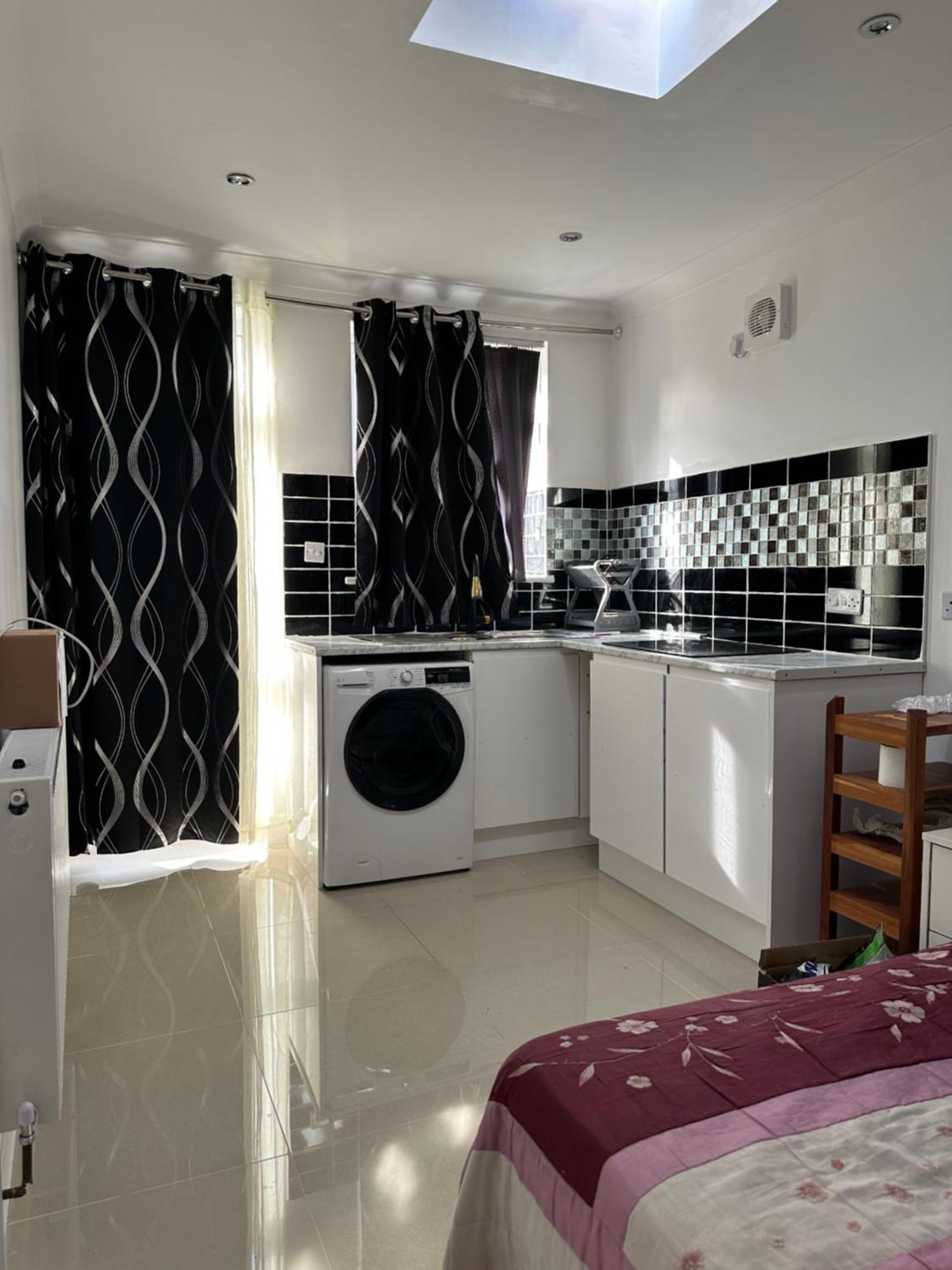 Luxury Ensuite Studio In Crayford Dartford Bexley London With Full Kitchen And Side Garden Alleyway Entrance Erith Extérieur photo