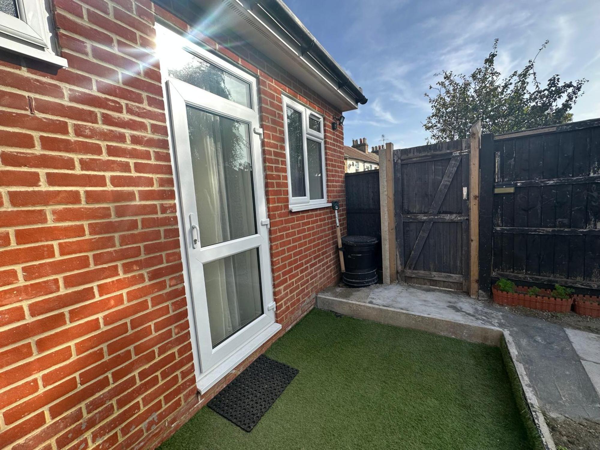 Luxury Ensuite Studio In Crayford Dartford Bexley London With Full Kitchen And Side Garden Alleyway Entrance Erith Extérieur photo